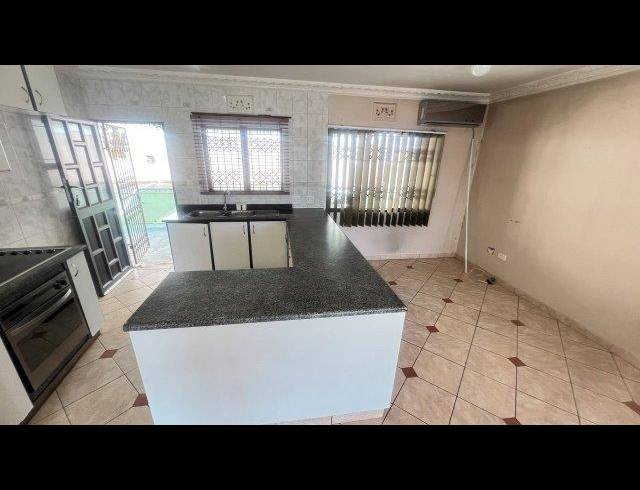 3 BEDROOM TOWNHOUSE FOR SALE IN UMHLATUZANA